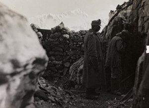 Albumi "Oma maailmansota - muistoja Lounaisrintamasta Kärntenissä, Italiassa, Trentino-Alto Adigessa) 31.3.1915-12.11.1918 - Josef Zohles Wien": sotilaita juoksuhaudoissa (b. tekijältä Josef Zohles