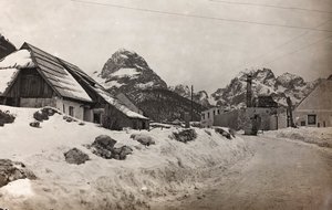 Albumi "Oma maailmansota - muistoja Lounaisrintamasta Kärntenissä, Italiassa, Trentino-Alto Adigessa) 31.3.1915-12.11.1918 - Josef Zohlen Wien": näkymä Cave del Predilin luolasta (b/ tekijältä Josef Zohles