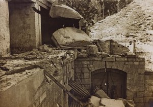 Albumi "Meine weltkriegs - Erinnerungen South-West Front (Kärnten, Italia, Etelä-Tiroli) (Minun maailmansota - muistoja Lounaisrintamasta Kärntenissä, Italiassa, Trentino-Alto Adige) 31.3.1915-12.11. 1918 - Josef Zohles Wien ": tehtaan rauniot (b/w ph tekijältä Josef Zohles
