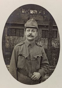 Albumi "Oma maailmansota - muistoja Lounaisrintamasta Kärntenissä, Italiassa, Trentino-Alto Adigessa) 31/03/1915-12/11/1918 - Josef Zohles Wien": sotilaan muotokuva (b/w ph tekijältä Josef Zohles