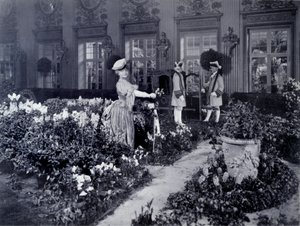 Rejane (Gabrielle Charlotte Reyu, toim.) (1856-1920), ranskalainen koomikko, joka saapui tuoliin pukeutumaan juhlapukuun New Yorkiin vuonna 1905 tekijältä Joseph Byron