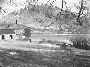 Anglers Hotel Ennerdalessa, etualalla puita, jäätynyt järvi ja luminen tunturi sen takana. tekijältä Joseph Hardman