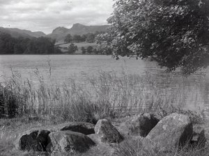 Näkymä Loughrigg Tarnin poikki, etualalla on maahan upotettuja kiviä. tekijältä Joseph Hardman