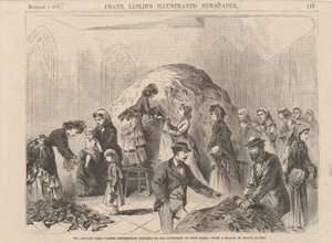 Chicagon tulipalo: naiset jakavat vaatteita molempien sukupuolten kärsiville, kuvitus Frank Leslies Illustrated Newspaperista, 1871 tekijältä Joseph after Becker