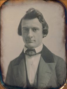 Nuori mies kolmiosaisessa puvussa ja rusetissa, 1850-luku. Tekijät: Josiah Johnson Hawes, Albert Sands Southworth.