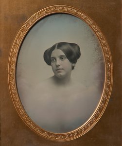 Nuori nainen kahdessa sämpylässä muotoiltuja hiuksia, 1850-luku. Tekijät: Josiah Johnson Hawes, Albert Sands Southworth.