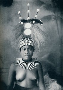 Samoalainen nainen, jolla on cachalot-hampaiden kaulus ja juhlallinen päähine, 1902