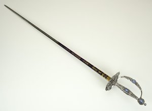 Pieni miekka, n. 1790 (fasetti, kiillotettu, sinitetty ja kullattu teräs, jossa on rauta- ja jaspisesineitä)