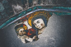 Madonna ja lapsi, sarjasta Maria ja Jeesus Savonnassa, 2015 (valokuva). tekijältä Joy Lions