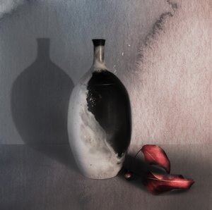 Musta maljakko, punaiset lehdet tekijältä Judy Tseng