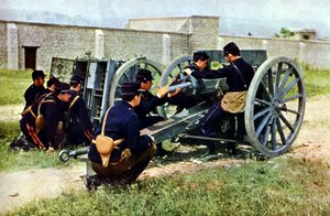 Ranskalaiset sotilaat kranaatinheittimellä toiminnassa Marnen taistelun aikana Pariisin itäpuolella syyskuussa 1914 (autokromi) tekijältä Jules Gervais Courtellemont