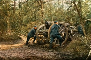 Kolme ranskalaissotilasta metsässä haupitsilla, Verdun, syyskuu 1916 (autokromi) tekijältä Jules Gervais Courtellemont