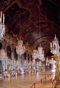 Näkymä Galerie des Glacesille Versaillesissa kunnostettu, Jules-Hardouin Mansart rakensi sen vuonna 1678. Chateau de Versailles. tekijältä Jules Hardouin Mansart