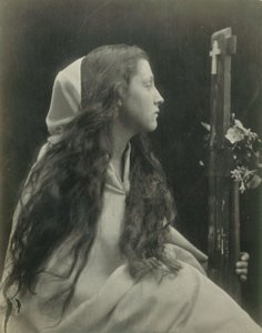 (”Nainen ristin kanssa”) Mary Ann Hillier