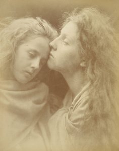 ("The Kiss of Peace" – Rauhan suudelma) – Mary Ann Hillier (ja Florence Anson) tekijältä Julia Margaret Cameron