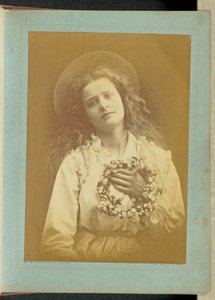 ["Minusta tulee toukokuun kuningatar, äiti, minusta tulee toukokuun kuningatar"] tekijältä Julia Margaret Cameron