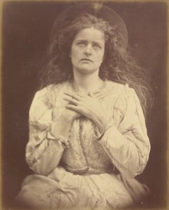 "Nyt luulen, että aikani on lähellä - luotan siihen - tiedän"/"Siunattu Musiikki kulki sitä tietä, jota sieluni joutuu kulkemaan." tekijältä Julia Margaret Cameron