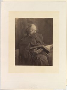 Tennyson lukemassa tekijältä Julia Margaret Cameron