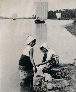 Pyykki jokien äärellä, 1900, 1921