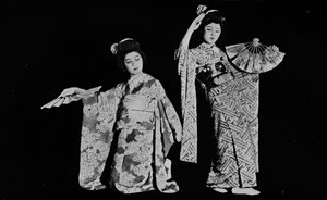 Tanssityttö Kimi-chiyo osallistui lähes kaikkiin japanilaisiin juhliin Tokiossa c1900, 1921
