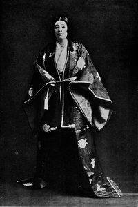 Rouva Charles Burnett 1400-luvun japanilaisessa hoviasussa. Mrs. Burnettsin Japassa kirjoitetut runot