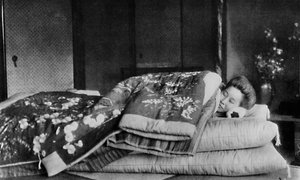 Saki, taloudenhoitaja nukkuu patjalla kovalla tyynyllä tikatun kimonon alla, c1900, 1921