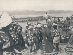 Tai-no-ura - kalastusveneet, miehet ja naiset verkoilla ja koreilla, c1900, 1921. tekijältä Julian Leonard Street