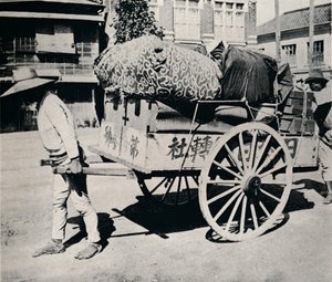 Japanilaiset eivät ole omaisuuden orjia. Suurin osa voi muuttaa kotiin käsikärryillä, c1900, 1921.