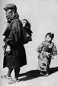 Rumpullaan ja apinallaan hän on japanilainen, joka vastaa vanhaa urkumyllyämme, c1900, 1921.