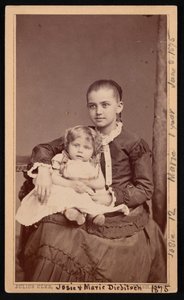 Ryhmämuotokuva Herman Henry Diebitschin lapsista, Marie ja Josephine Josie, 8. kesäkuuta 1875. tekijältä Julius Ulke