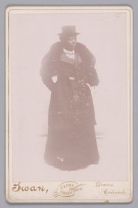 Kaappikortti tuntemattomasta naisesta, jolla on silinteri ja turkisvaras, n. 1895. tekijältä Justus C. Swan