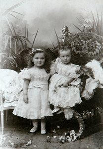 Venäjän suurherttuattaret Olga Nikolajevna ja Tatjana Nikolajevna, 1800-luvun loppu