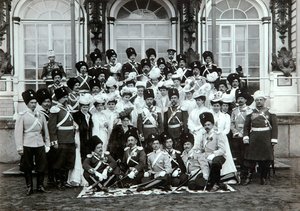 Venäjän keisarillinen perhe Katariinan palatsin ulkopuolella, Tsarskoje Selo, Venäjä, 1900-luvun alku.