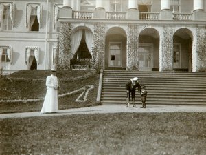 Tsaaritar Aleksandra Fjodorovna Venäjän Tsarevitš Aleksein kanssa, c1907-c1910.