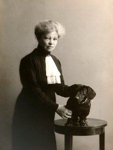 Alexandra Beketova-Blok, venäläinen kirjailija ja kääntäjä lemmikkikoiran kanssa, 1800-luvun alku tekijältä Karl August Fischer