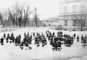 Smolny-instituutin oppilaat Winter Walkissa, n. 1913 tekijältä Karl Karlovich Bulla