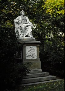 Muistomerkki itävaltalaisen säveltäjän Franz Peter Schubertin (1797-1828) kunniaksi. Karl Kundmannin (1838-1919) veistos 1872. Wien, Stadtpark, Itävalta tekijältä Karl Kundmann