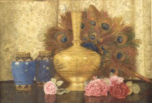 Eastern Presents: Cloisonne-maljakko, riikinkukon höyhenet, Damaskin ruusut ja Intian maljakko. tekijältä Kate Hayllar