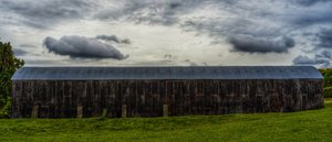 Long Old Barn II, 2020 (kuva) tekijältä Katha Wood
