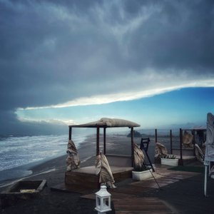 Surrealistinen myrskyisä taivas Talvi Beach tekijältä Katha Wood