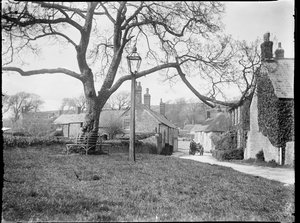 Village Green, Burton Bradstock, Dorset, 24. huhtikuuta 1922 - 8. toukokuuta 1922 (m/v valokuva) tekijältä Katherine Jean Macfee