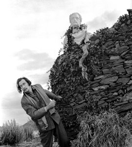 Salvador Dali Port Lligatissa marraskuussa 1957 (m/v kuva)