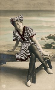 Nainen kesämekossa, c. 1900-luvun alku (postikortti)