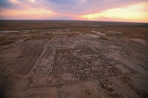 Ilmakuva kaivauspaikasta; Oksus-sivilisaatio; Turkmenistan; Gonor Depe -kohde; Victor S..., 2004 (kuva) tekijältä Kenneth Garrett