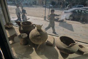Afganistan; Herat; myytävät antiikkiesineet; näyteikkuna; katukohtaus, mm7167, Mendi..., 2004 (kuva) tekijältä Kenneth Garrett