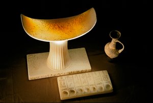 Tetiankhkemin alabasterinen päätuki ja seitsemän pyhän öljyn uhritaulu, Vanha valtakunta, 2002 (kuva). tekijältä Kenneth Garrett