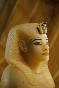Tutankhamonin haudasta peräisin oleva alabasteri-kanoppikorkki, jossa on naisen muotokuva, 2009 (kuva). tekijältä Kenneth Garrett