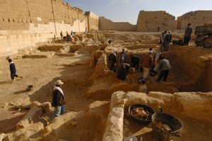 Kleopatra; Egyptin viimeisen kuningattaren etsintä; näyttelyluettelo; sivu 208; Kleopat..., 2011 (kuva) tekijältä Kenneth Garrett
