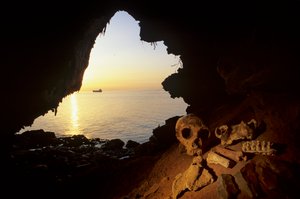 DOH, Neandertalilaiset, naisen kallo, hiutaloidut työkalut, kauriinluut, Gorhamin luola, Giibralterin luola tekijältä Kenneth Garrett