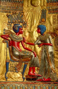 Yksityiskohta Tutankhamonia ja hänen vaimoaan esittävistä hahmoista kultaisen valtaistuimen takaosassa, Egypti..., 2009 (kuva). tekijältä Kenneth Garrett